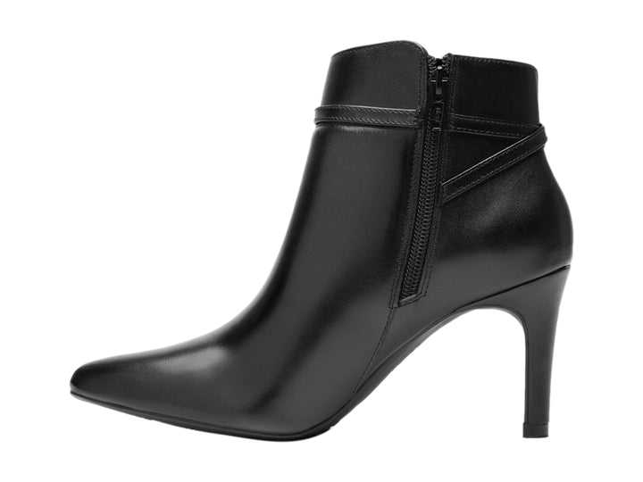 Botín Flexi de cuero negro para mujer con tacón medio y detalle de correa con hebilla dorada.