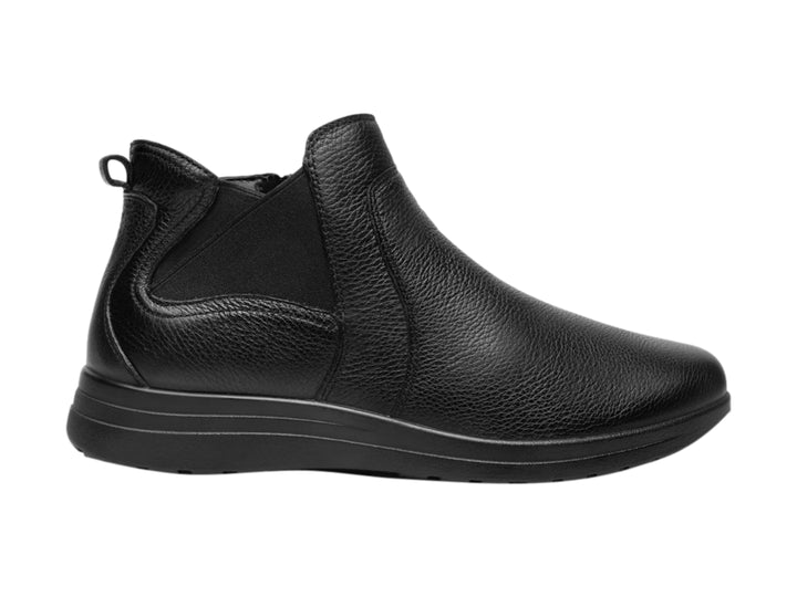 Botín negro de cuero con textura y suela cómoda de la marca Flexi.