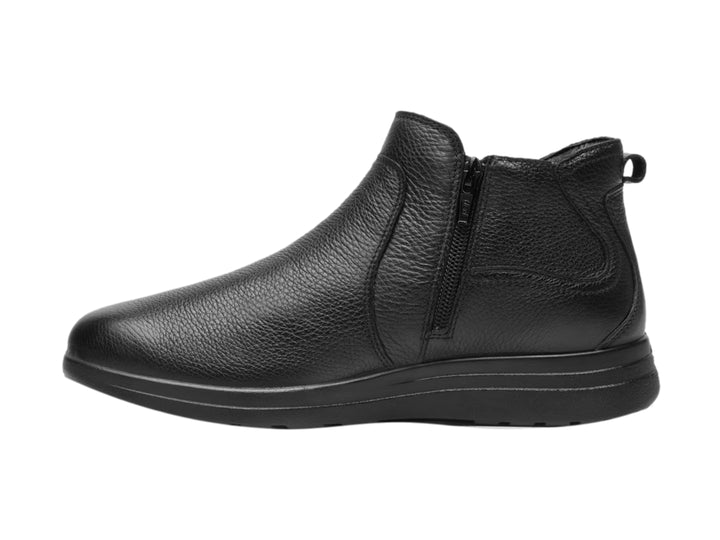 Botín negro de cuero con textura y suela cómoda de la marca Flexi.