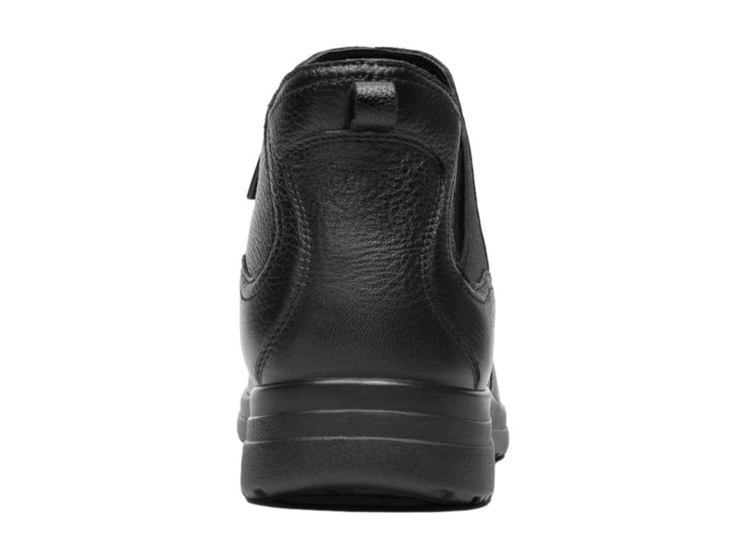 Botín negro de cuero con textura y suela cómoda de la marca Flexi.