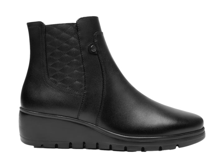 Botín Flexi para mujer en color negro, confeccionado en cuero con detalle acolchado lateral y suela cómoda.
