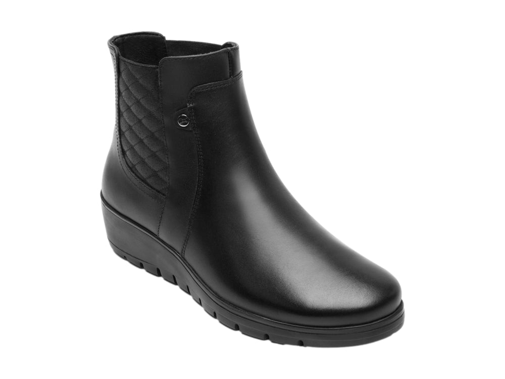 Botín Flexi para mujer en color negro, confeccionado en cuero con detalle acolchado lateral y suela cómoda.