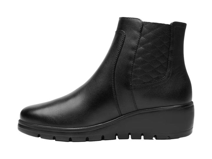 Botín Flexi para mujer en color negro, confeccionado en cuero con detalle acolchado lateral y suela cómoda.