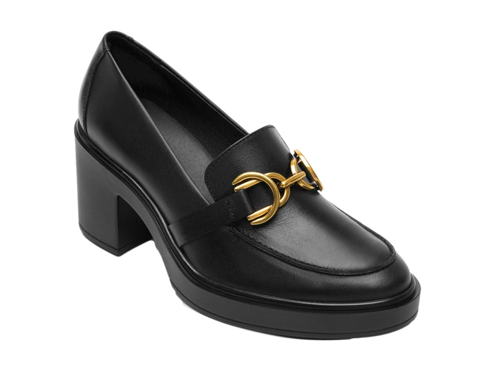 Zapato Flexi de cuero negro para mujer con tacón cuadrado, plataforma y detalle de hebilla dorada.