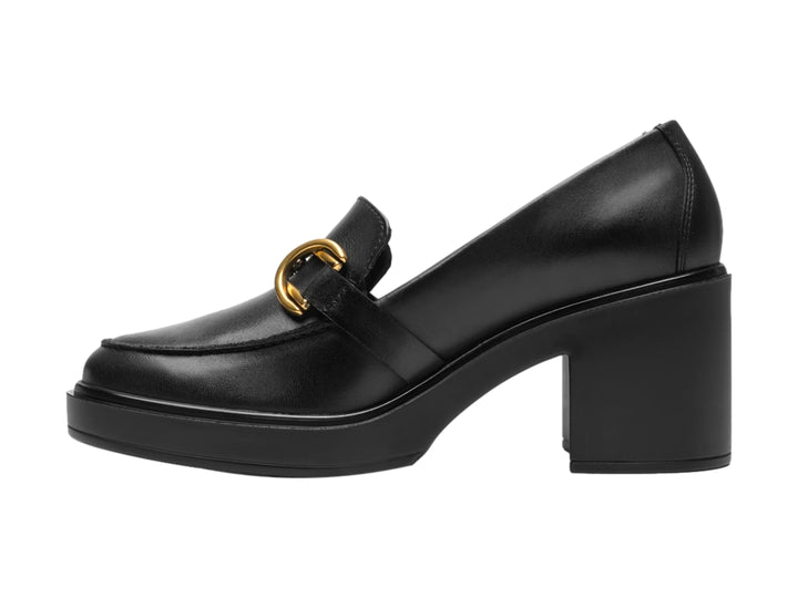 Zapato Flexi de cuero negro para mujer con tacón cuadrado, plataforma y detalle de hebilla dorada.