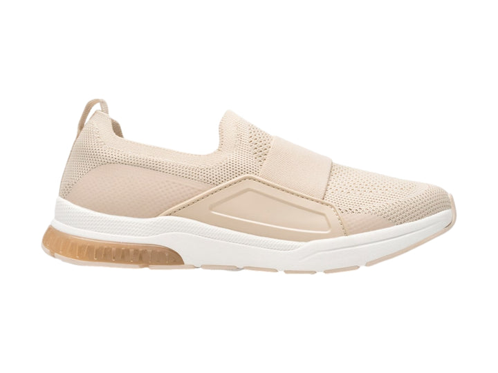 Zapato plano Flexi color beige de material textil con suela blanca y diseño slip-on.