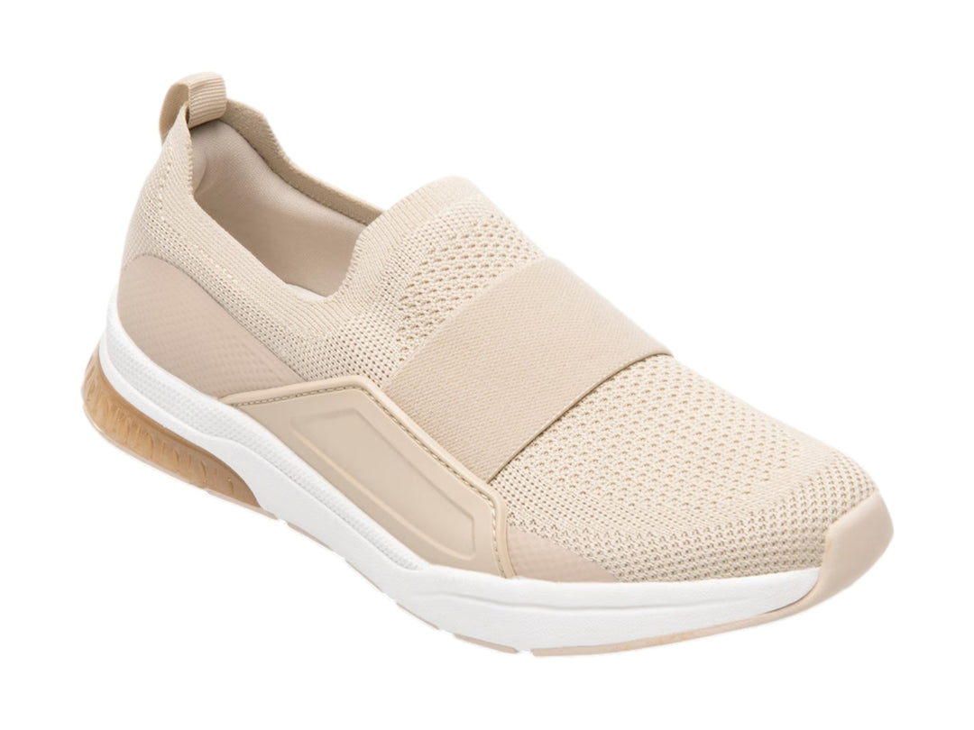 Zapato plano Flexi color beige de material textil con suela blanca y diseño slip-on.