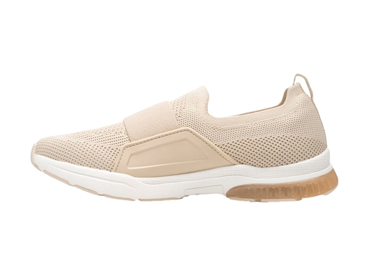 Zapato plano Flexi color beige de material textil con suela blanca y diseño slip-on.