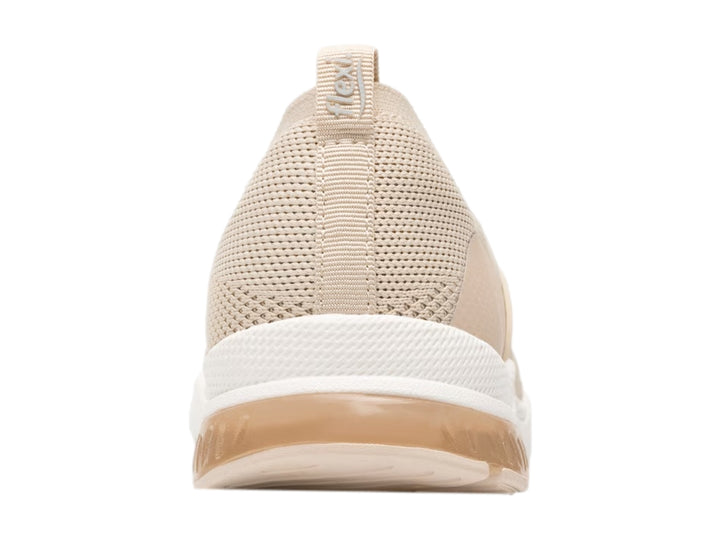 Zapato plano Flexi color beige de material textil con suela blanca y diseño slip-on.