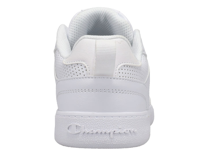 Tenis deportivos Champion de color blanco, corte bajo, con detalles perforados y cordones.