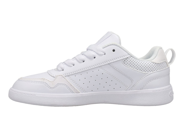 Tenis deportivos Champion de color blanco, corte bajo, con detalles perforados y cordones.