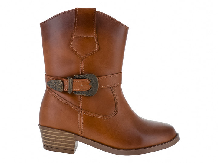Bota vaquera color tan con hebilla decorativa y tacón bajo.