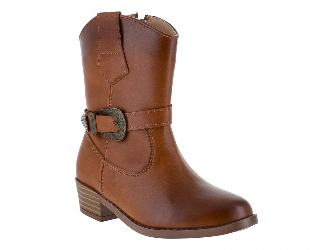 Bota vaquera color tan con hebilla decorativa y tacón bajo.