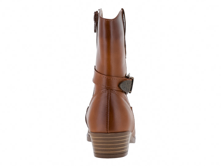 Bota vaquera color tan con hebilla decorativa y tacón bajo.