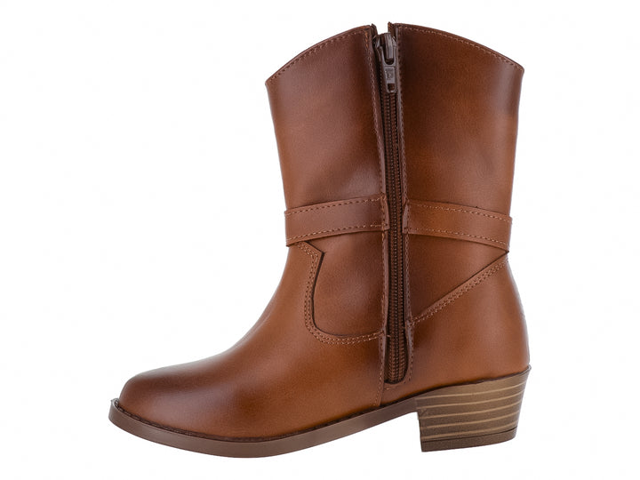 Bota vaquera color tan con hebilla decorativa y tacón bajo.