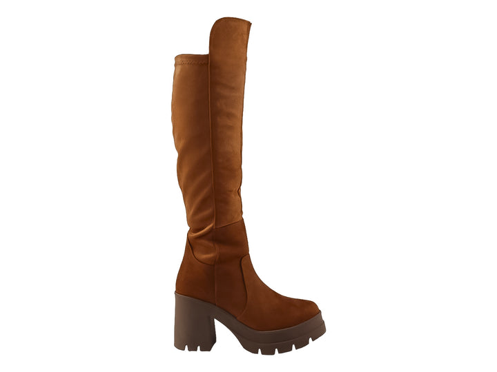 Botas altas color miel con tacón grueso y suela track marrón oscuro.