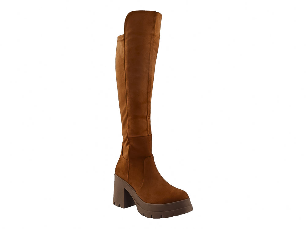 Botas altas color miel con tacón grueso y suela track marrón oscuro.