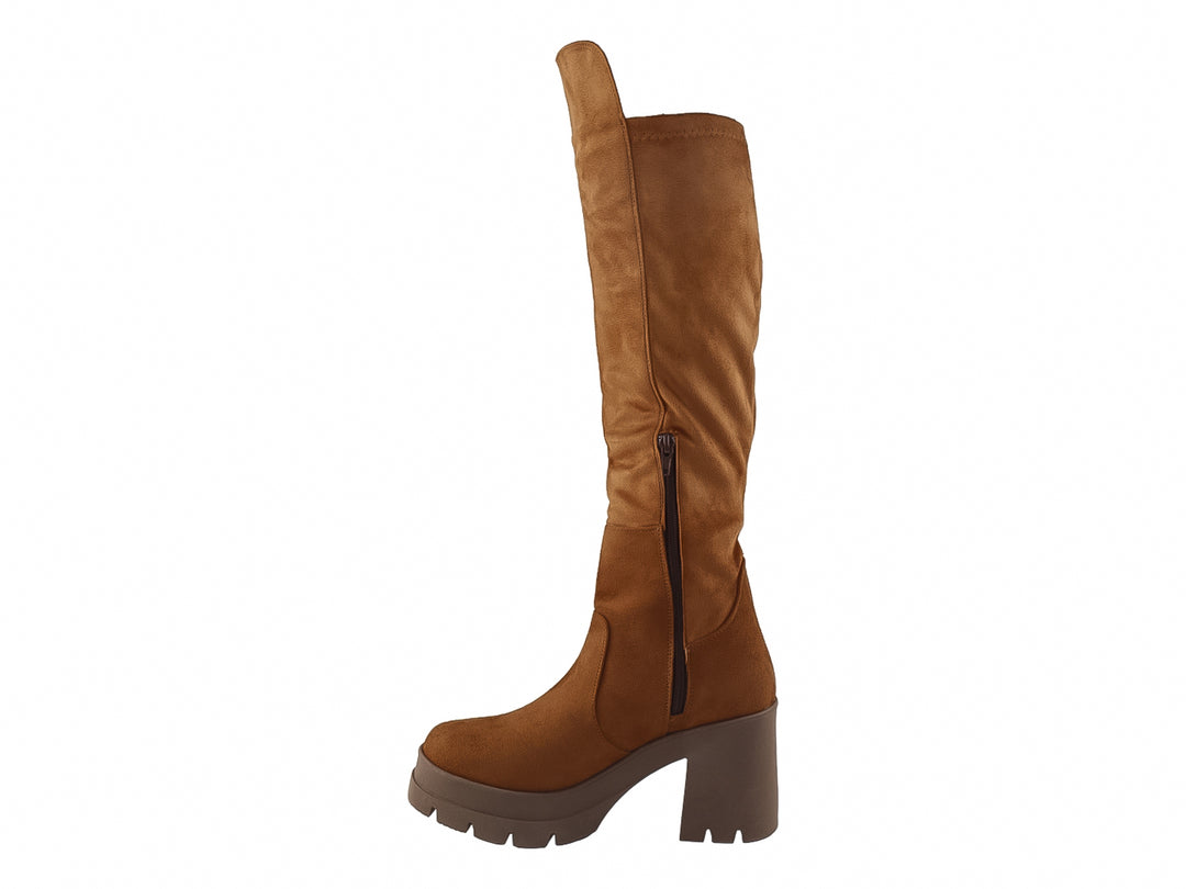 Botas altas color miel con tacón grueso y suela track marrón oscuro.