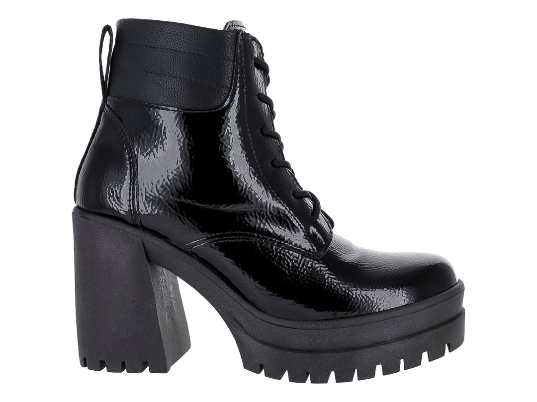 Botas negras de charol con tacón grueso y suela de plataforma corrugada.