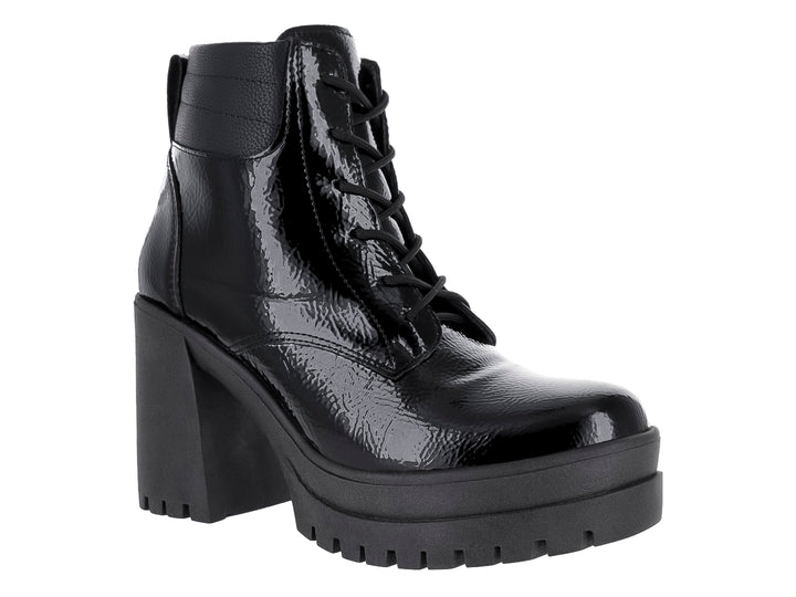 Botas negras de charol con tacón grueso y suela de plataforma corrugada.