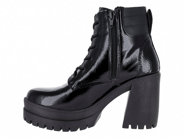 Botas negras de charol con tacón grueso y suela de plataforma corrugada.