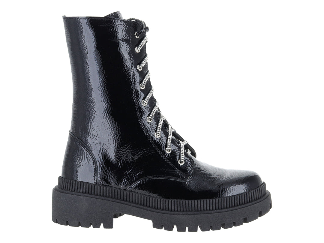 Bota negra de charol brillante con agujetas y suela gruesa corrugada para niña.