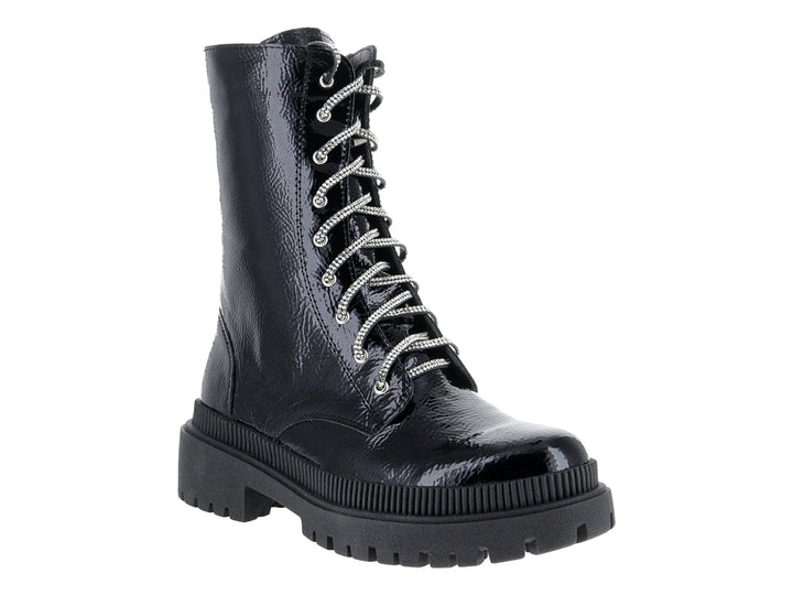 Bota negra de charol brillante con agujetas y suela gruesa corrugada para niña.