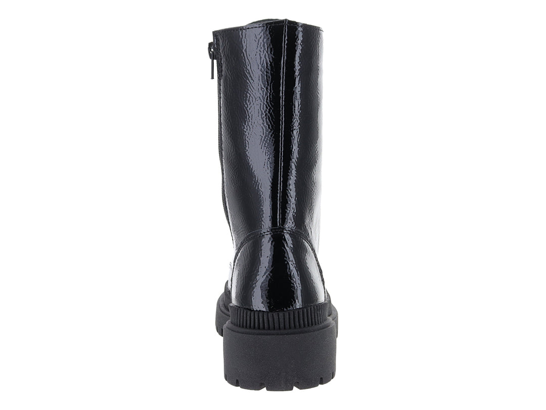 Bota negra de charol brillante con agujetas y suela gruesa corrugada para niña.