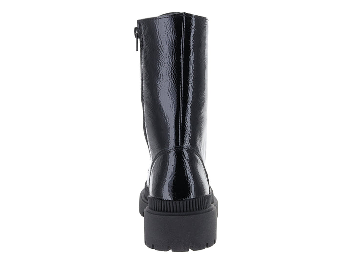 Bota negra de charol brillante con agujetas y suela gruesa corrugada para niña.