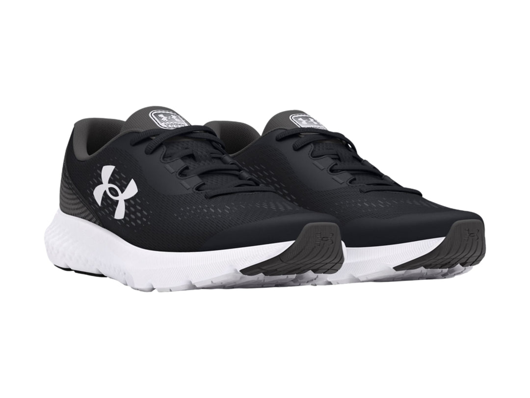 Tenis deportivos Under Armour para niños en color negro con suela blanca y logotipo blanco lateral.