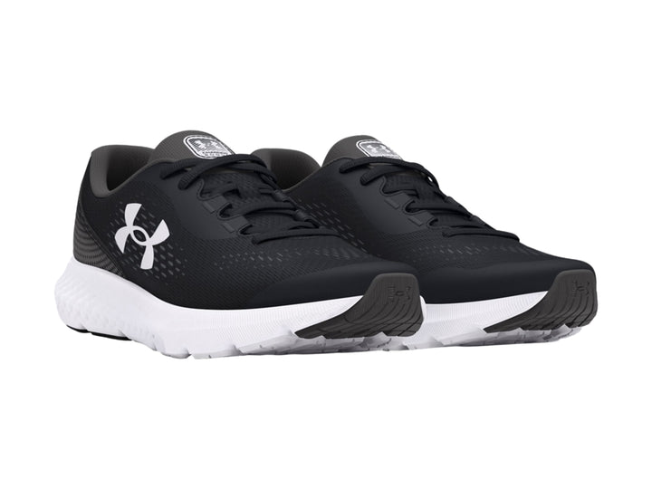 Tenis deportivos Under Armour para niños en color negro con suela blanca y logotipo blanco lateral.