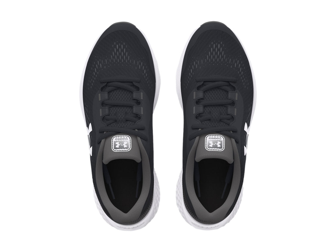 Tenis deportivos Under Armour para niños en color negro con suela blanca y logotipo blanco lateral.