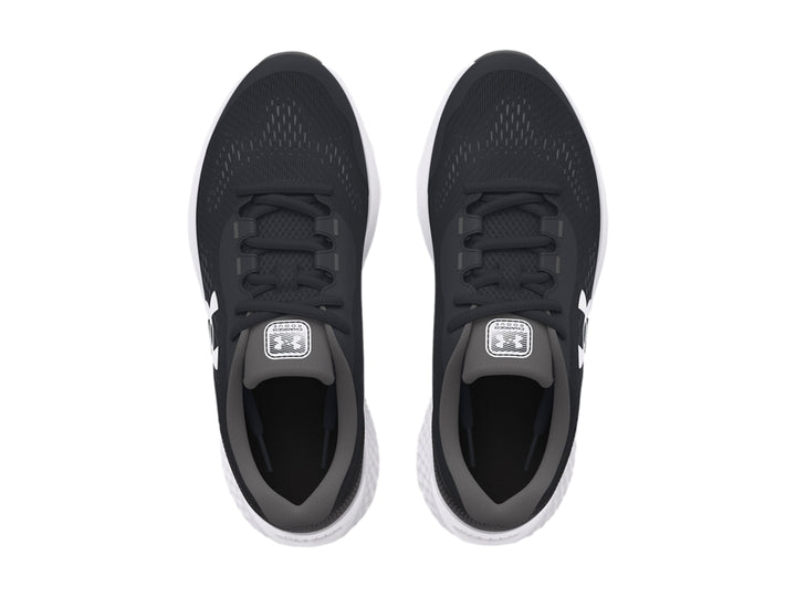 Tenis deportivos Under Armour para niños en color negro con suela blanca y logotipo blanco lateral.