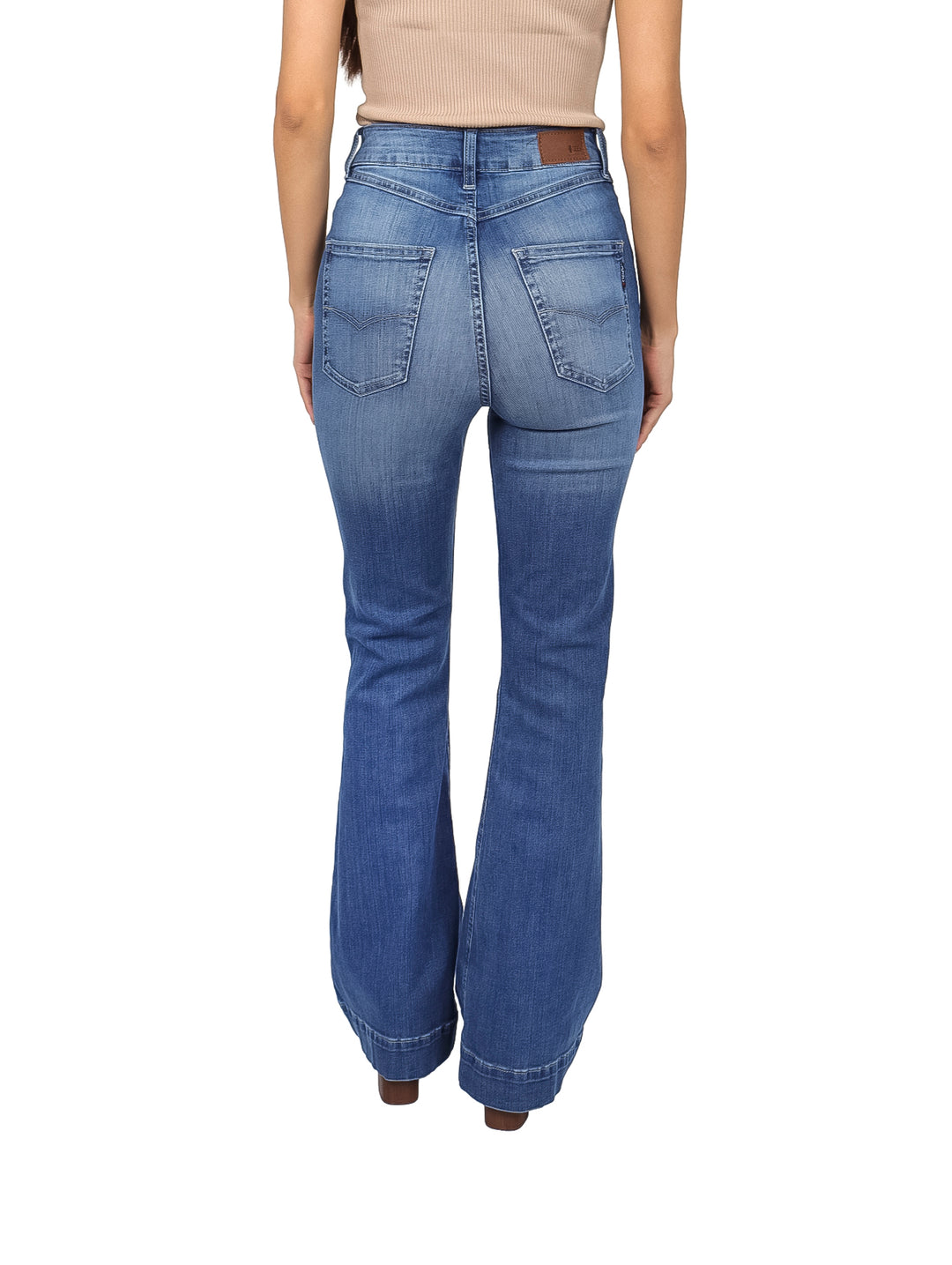 Pantalones jeans azules para mujer con corte acampanado y efecto lavado vintage.