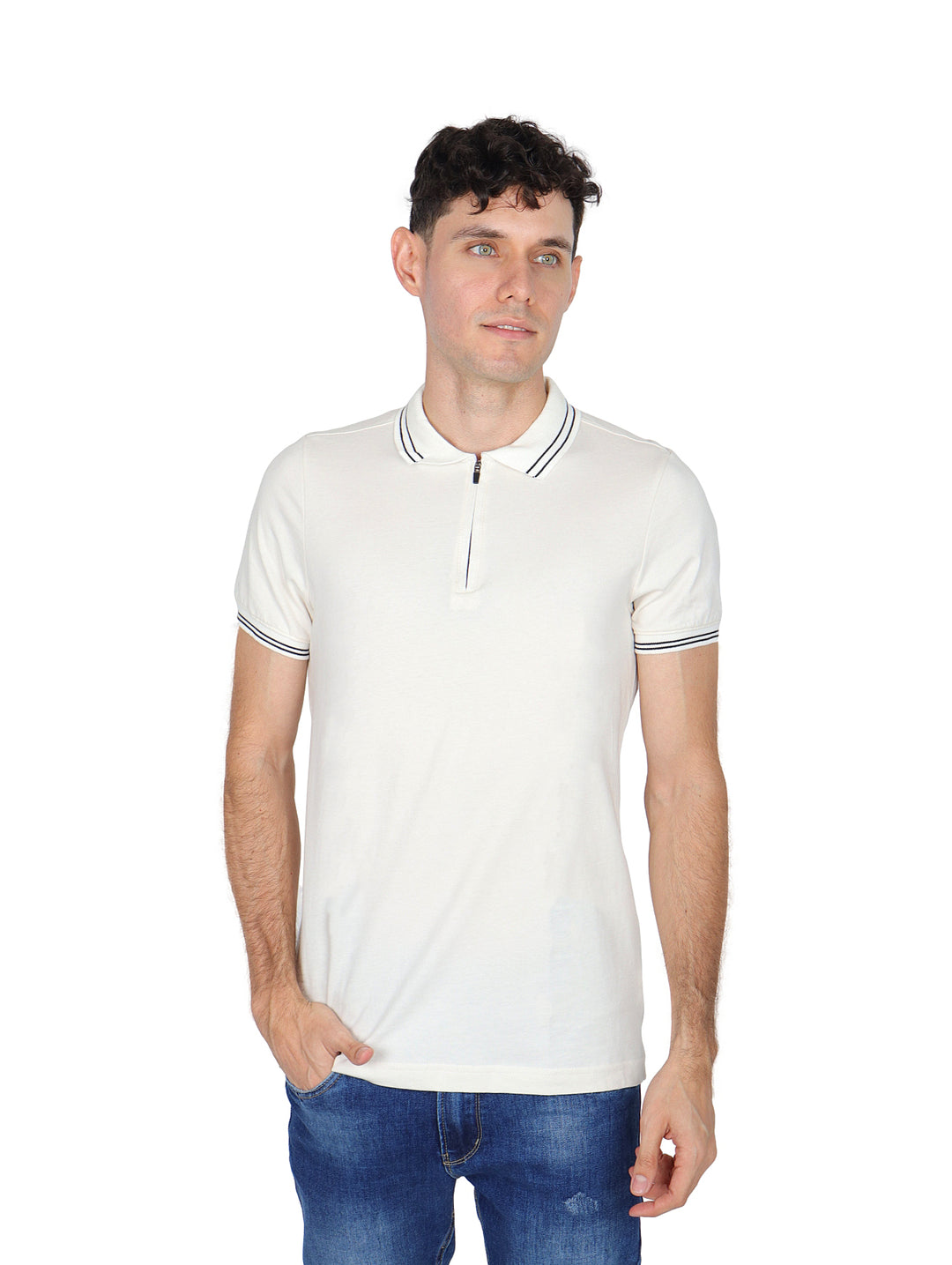 Hombre vistiendo playera polo color arena con detalles oscuros en el cuello y los bordes de las mangas.