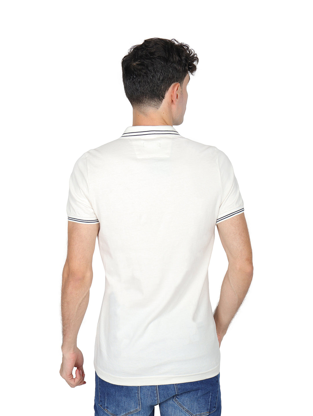Hombre vistiendo playera polo color arena con detalles oscuros en el cuello y los bordes de las mangas.