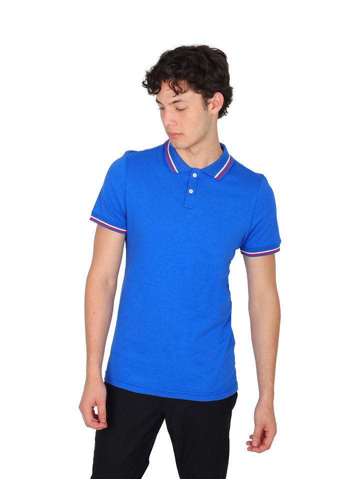 Hombre vistiendo playera polo azul con detalles en rojo y blanco en el cuello y mangas.