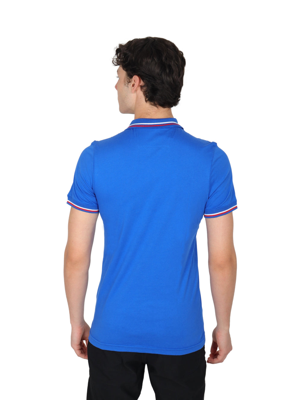 Hombre vistiendo playera polo azul con detalles en rojo y blanco en el cuello y mangas.