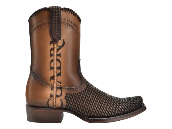 Bota vaquera Cuadra en color café Denver con textura grabada en la punta y el cuerpo en cuero liso.
