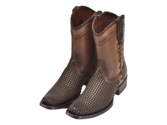 Bota vaquera Cuadra en color café Denver con textura grabada en la punta y el cuerpo en cuero liso.