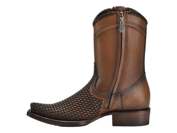 Bota vaquera Cuadra en color café Denver con textura grabada en la punta y el cuerpo en cuero liso.