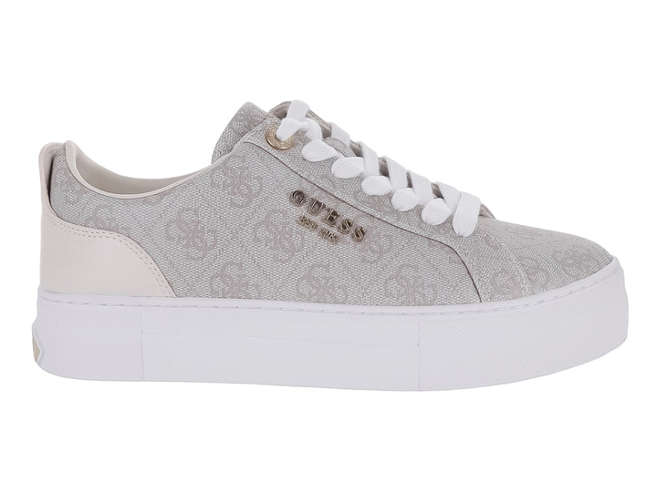 Tenis Guess color gris dove con suela blanca de plataforma y patrón de monograma en el cuerpo.