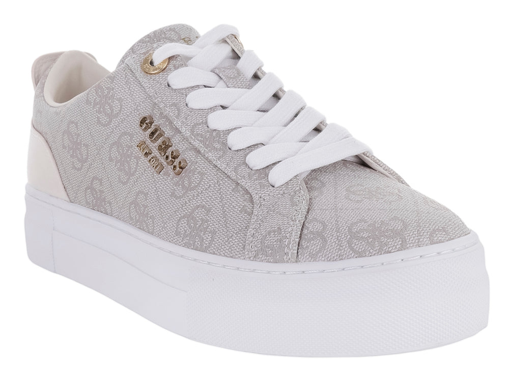 Tenis Guess color gris dove con suela blanca de plataforma y patrón de monograma en el cuerpo.