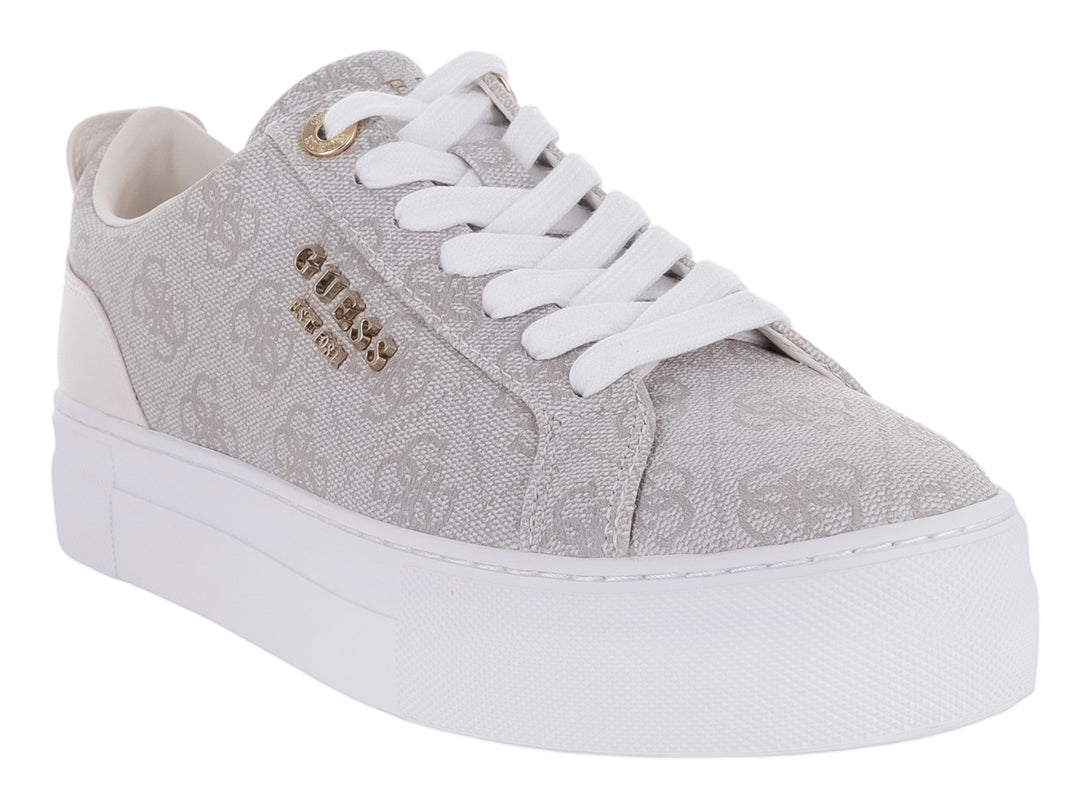 Tenis Guess color gris dove con suela blanca de plataforma y patrón de monograma en el cuerpo.