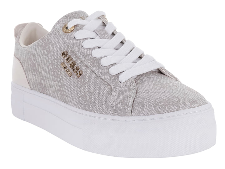 Tenis Guess color gris dove con suela blanca de plataforma y patrón de monograma en el cuerpo.