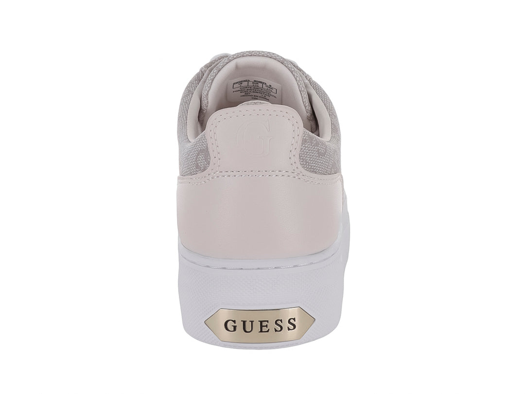 Tenis Guess color gris dove con suela blanca de plataforma y patrón de monograma en el cuerpo.