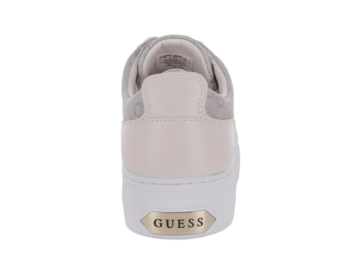 Tenis Guess color gris dove con suela blanca de plataforma y patrón de monograma en el cuerpo.