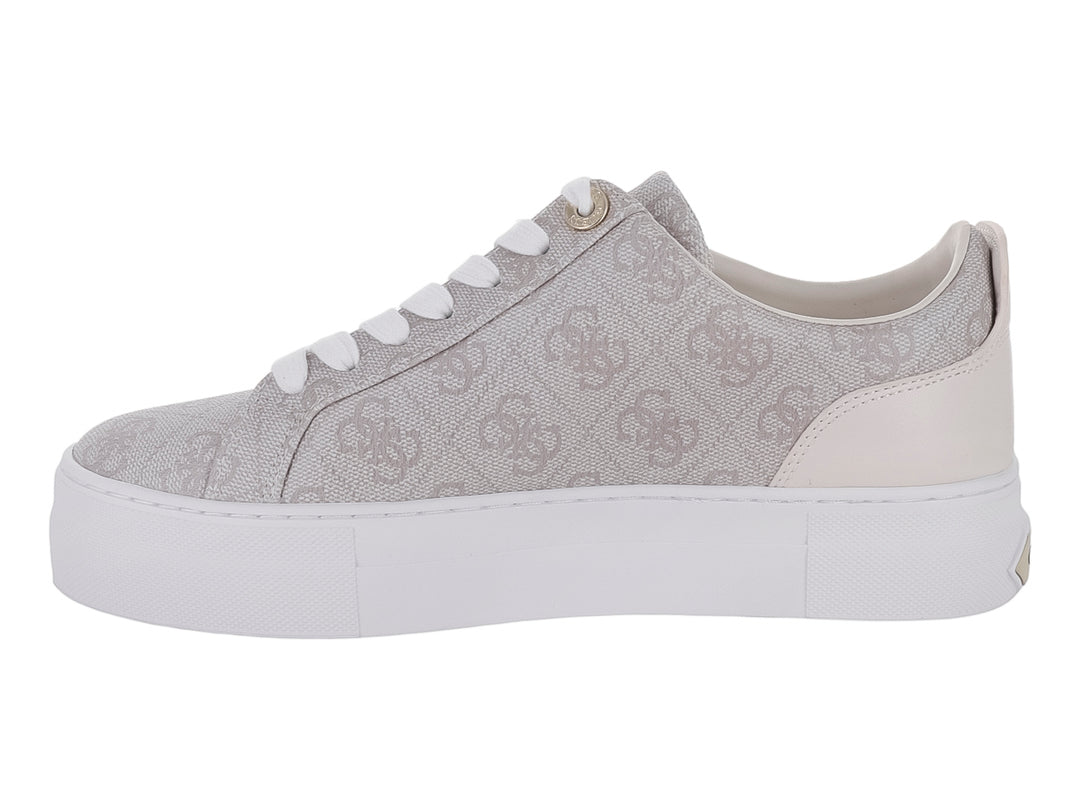 Tenis Guess color gris dove con suela blanca de plataforma y patrón de monograma en el cuerpo.