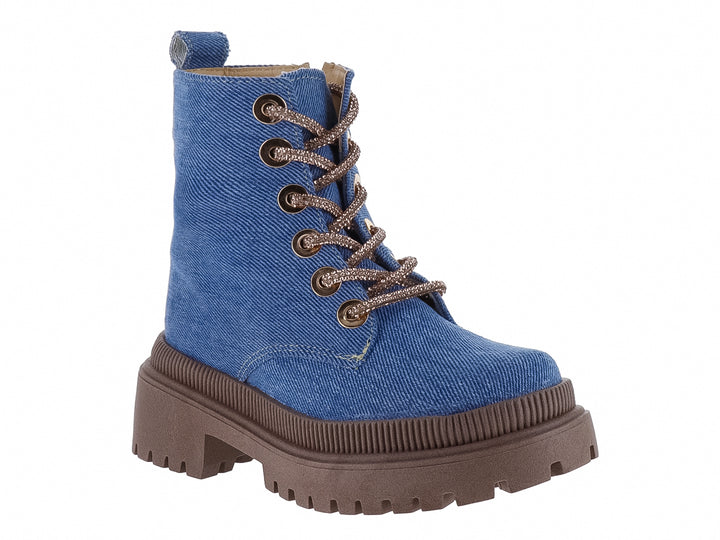 Botas infantiles de mezclilla color azul cielo con suela gruesa marrón y cordones.