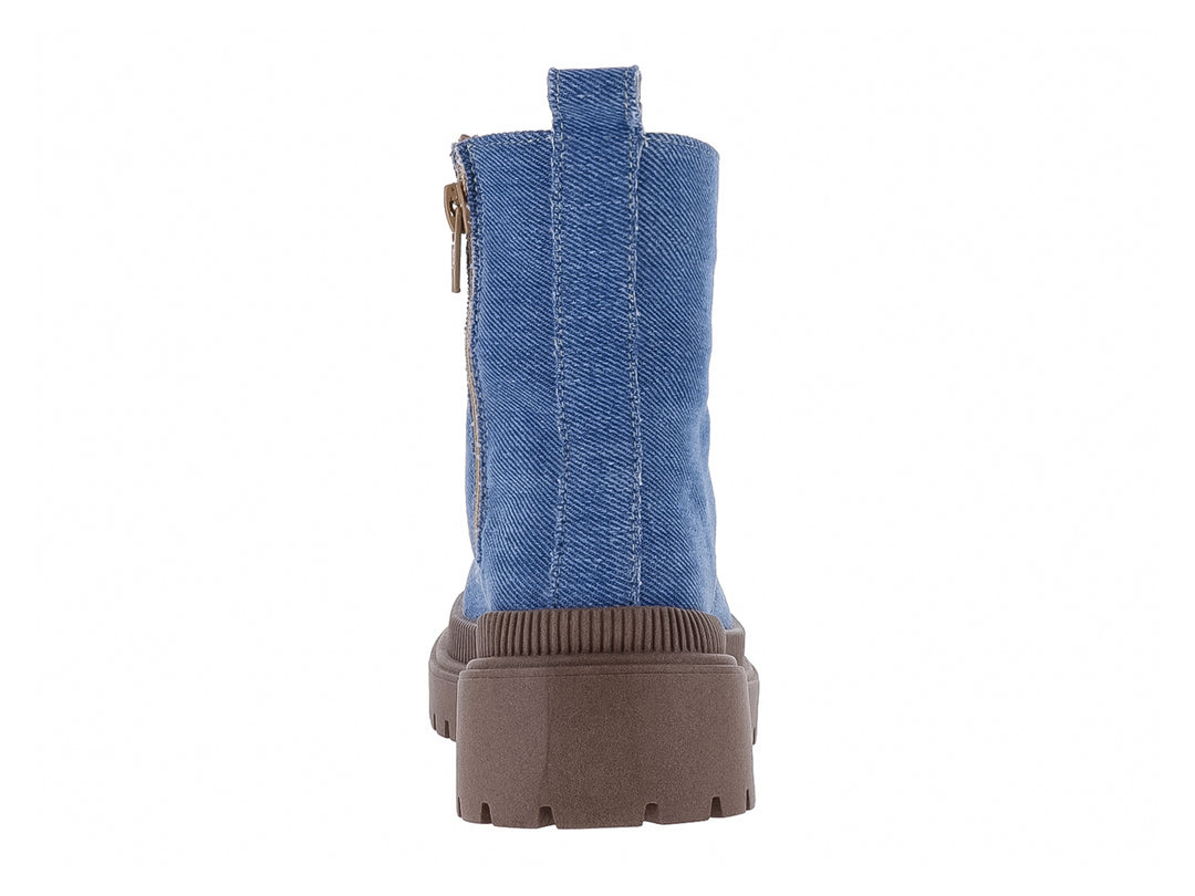 Botas infantiles de mezclilla color azul cielo con suela gruesa marrón y cordones.